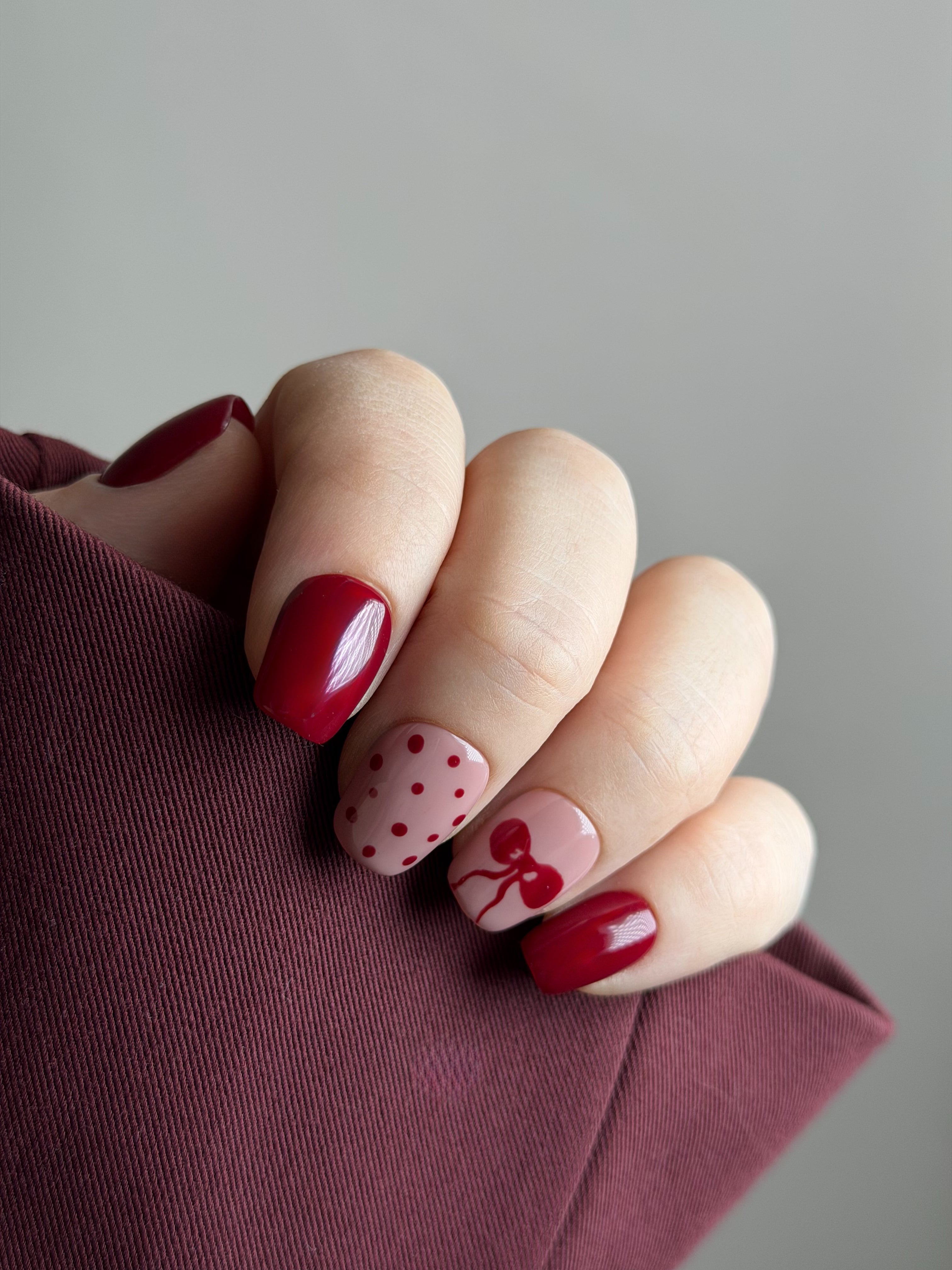 Sotto l'albero | Press-On Nails Rosse e Rosa Nude con Pois e Fiocco Made in Italy