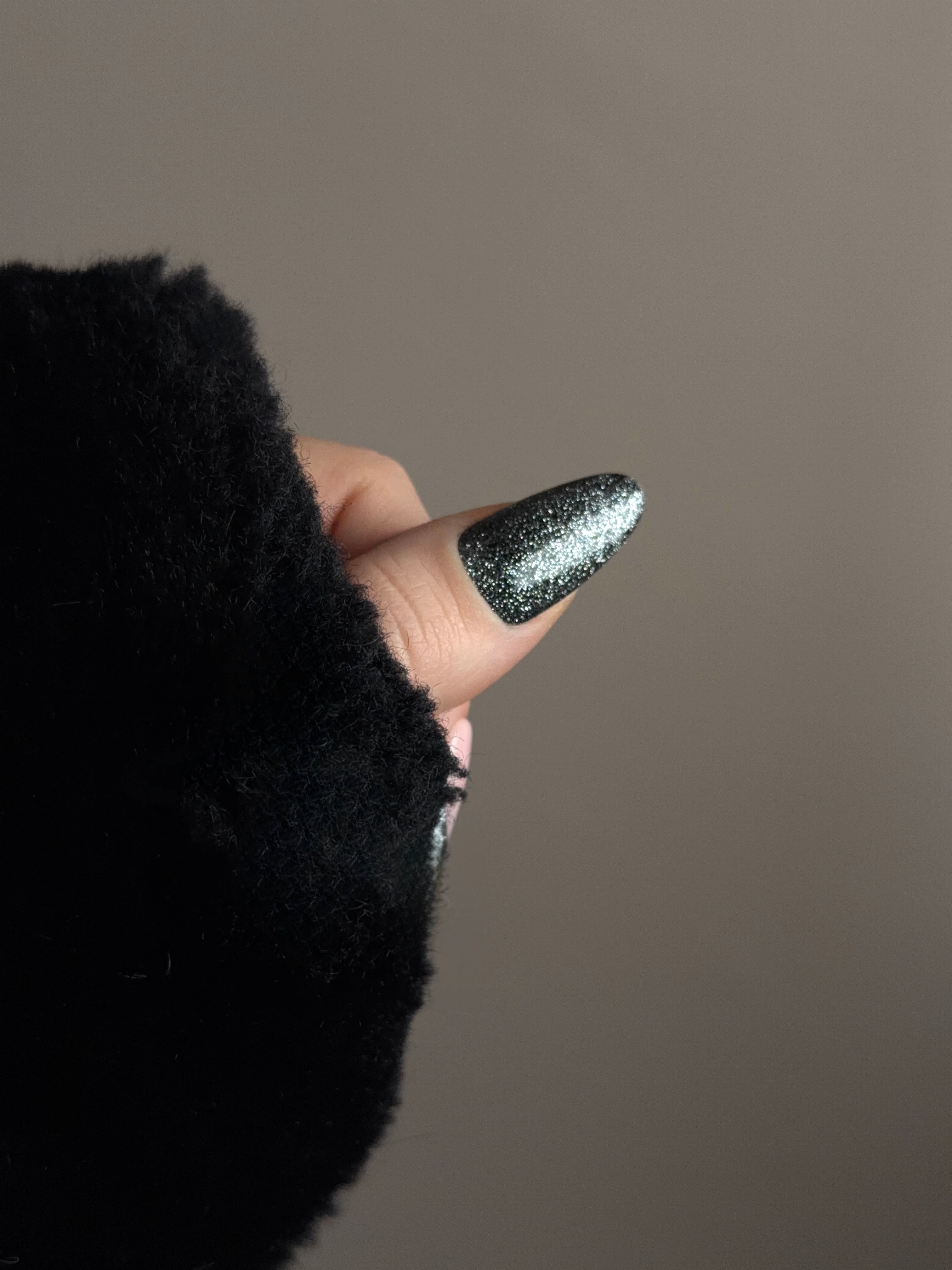 Ultimo dell’anno | Press-On Nails Nude e Nero Glitter Made in Italy