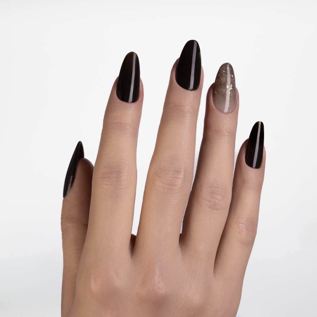 Press on nails marrone cioccolato lucide con unghia accent trasparente sfumata e glitter, forma a mandorla lunga