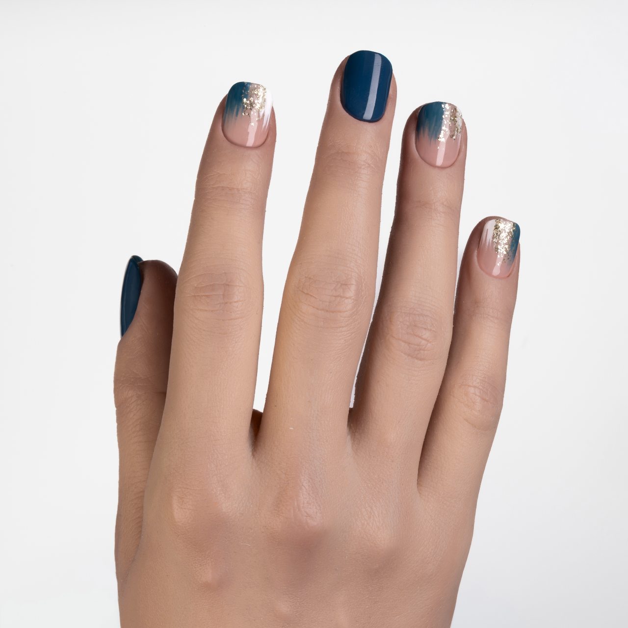 Press on nails blu petrolio e rosa nude sfumate con dettagli in foglia d’oro, forma quadrata corta