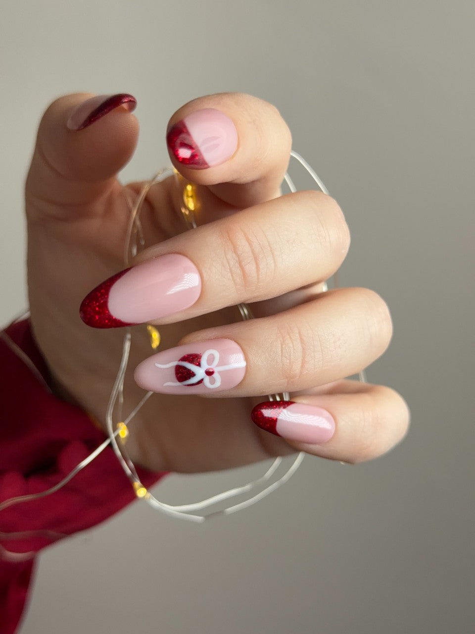 Press on nails rosa nude con french rossa glitter e decorazione con fiocco bianco