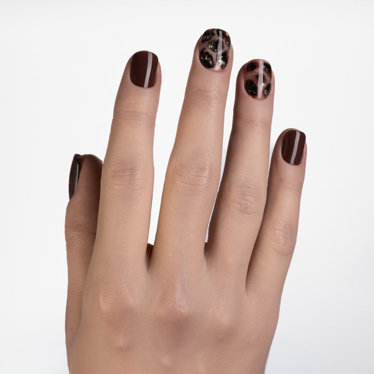 Press on nails marrone moka con decorazione animalier leopardata e dettagli in foglia d’oro