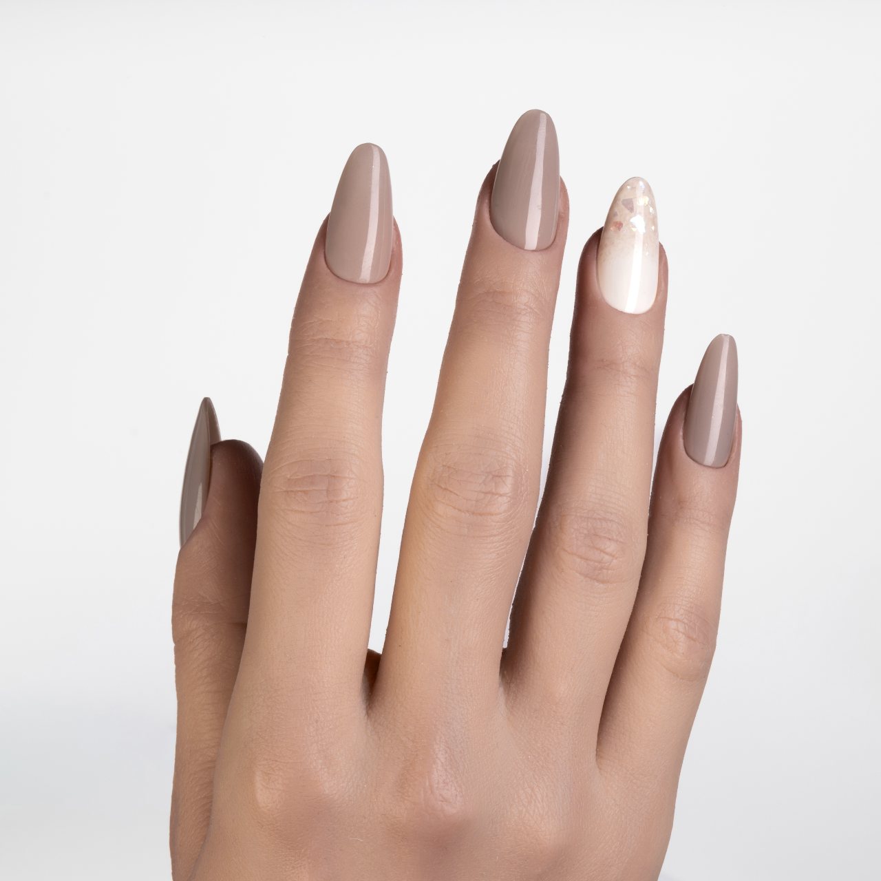Press on nails color tortora lucide con unghia accent bianca sfumata e dettagli iridescenti, forma a mandorla lunga