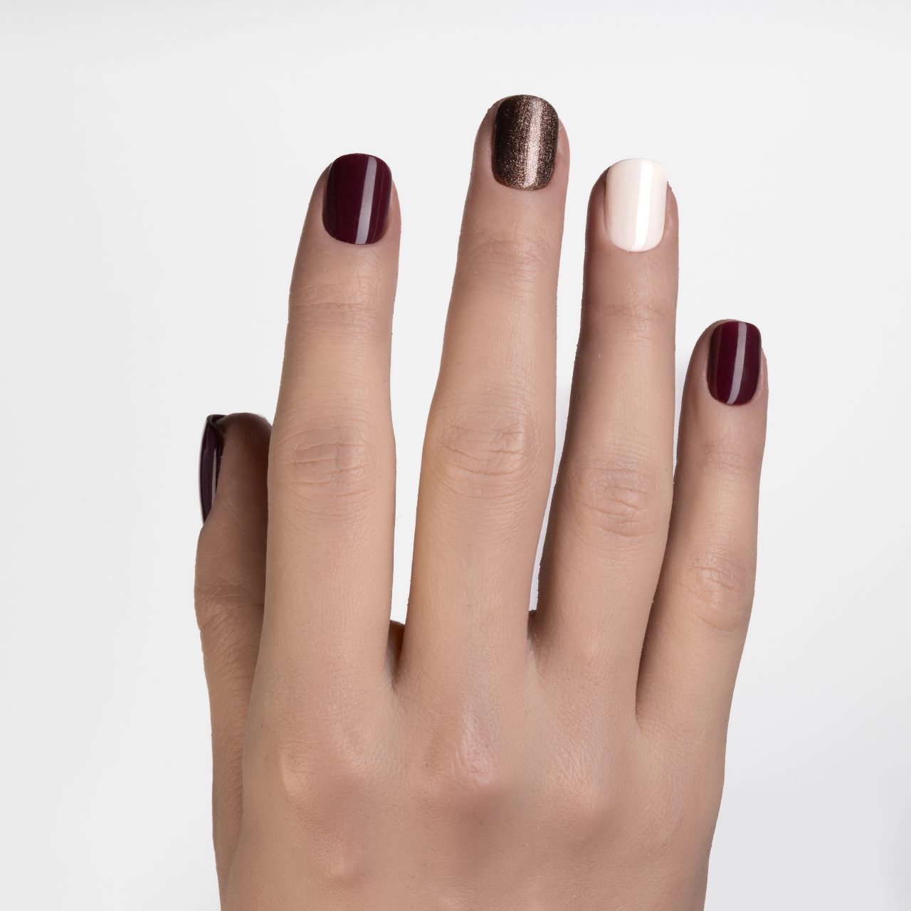 Press on nails bordeaux, avorio e bronzo glitter dalla forma quadrata corta