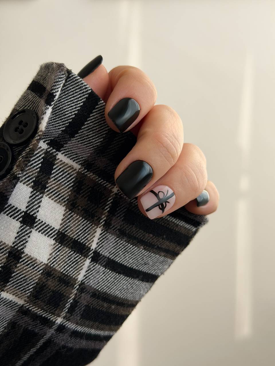 Press on nails nere lucide con unghia rosa nude decorata con fiocco regalo nero