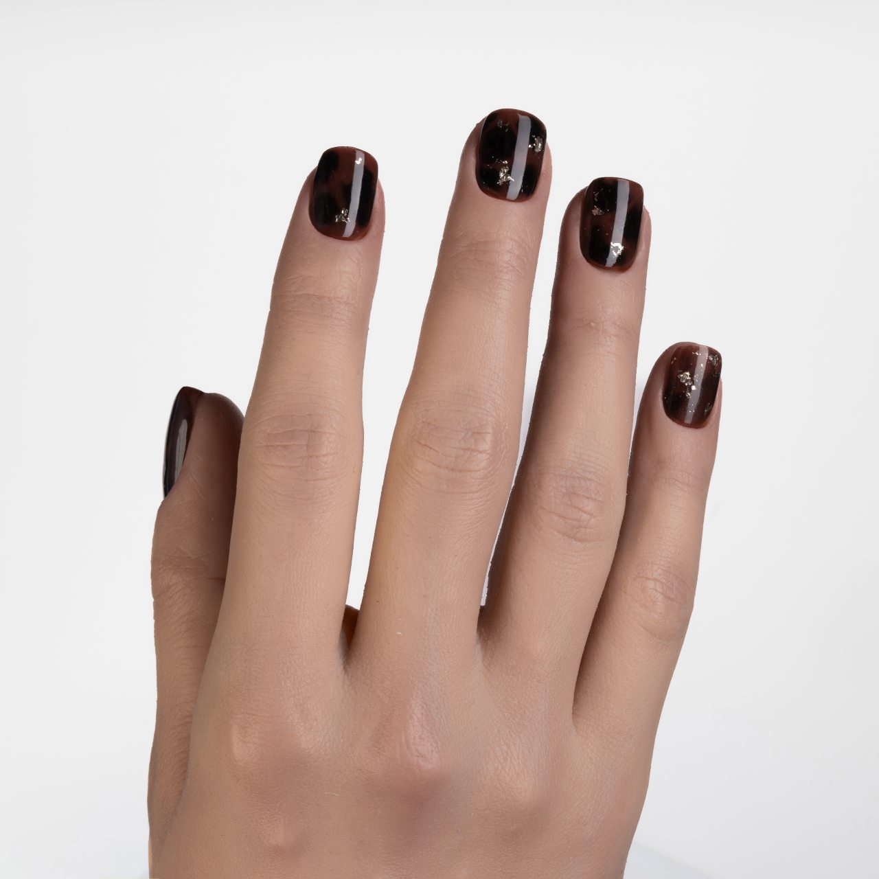 Press on nails effetto tartarugato marrone con dettagli in foglia d’oro e forma quadrata corta