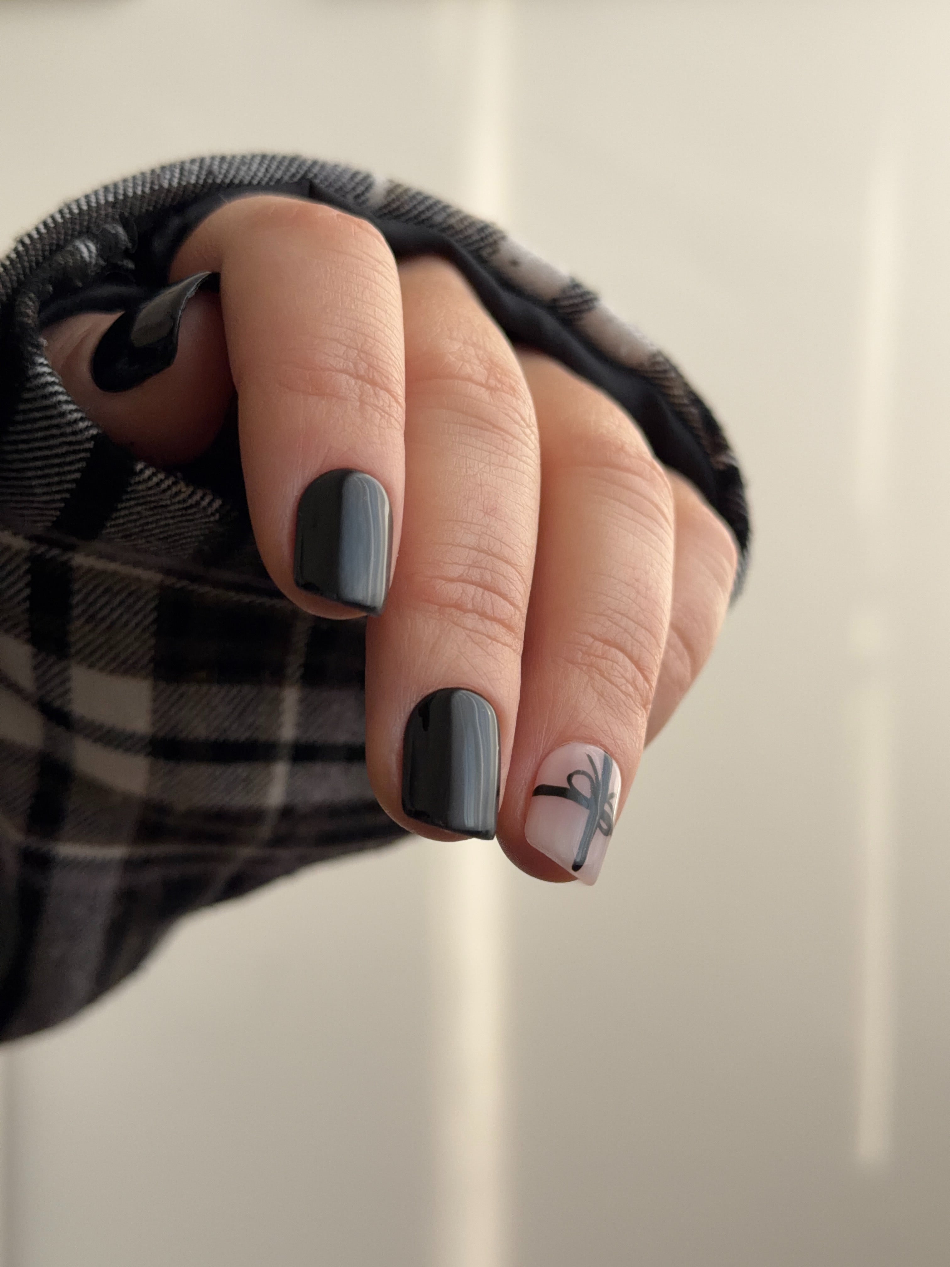 Regalo a Mezzanotte | Press-On Nails Nere con Dettaglio Pacchetto Regalo Made in Italy