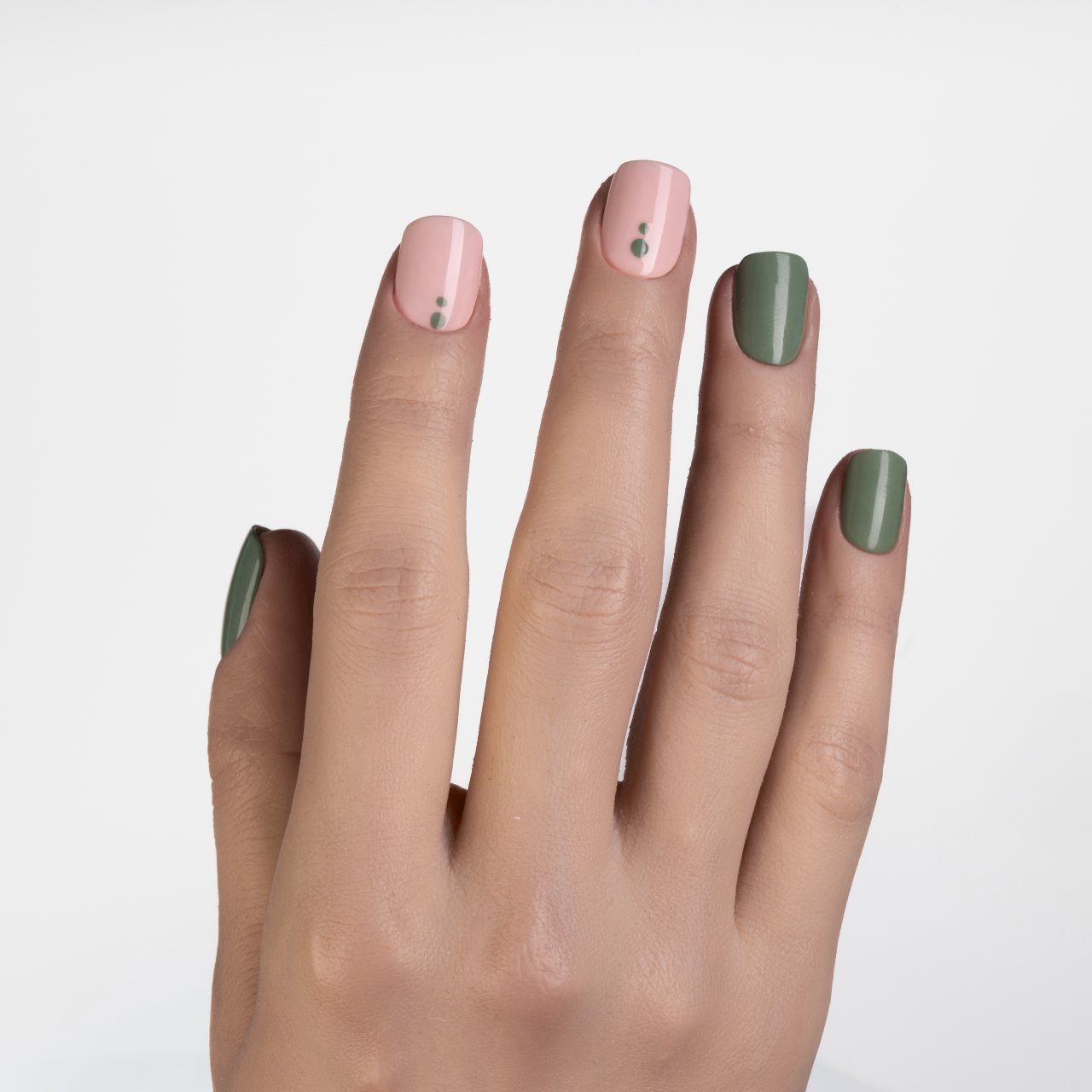 Press on nails rosa pastello e verde salvia con piccoli pois decorativi e forma quadrata corta