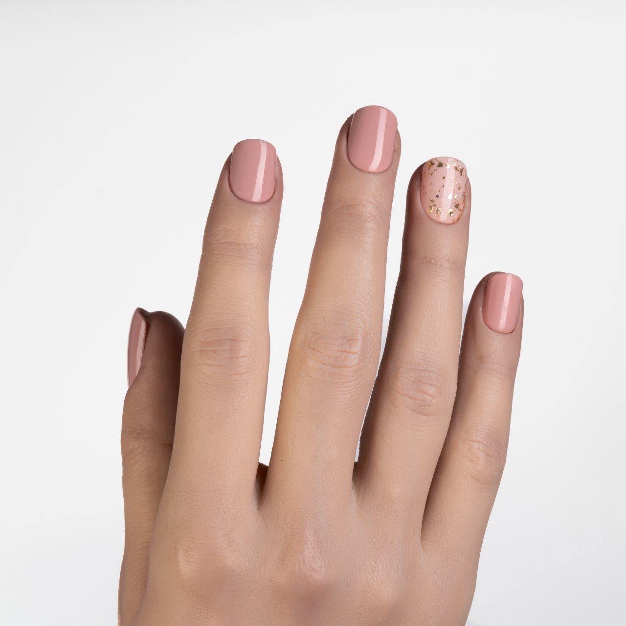 Press on nails rosa cipria lucide con unghia accent decorata in foglia d’oro e forma quadrata corta