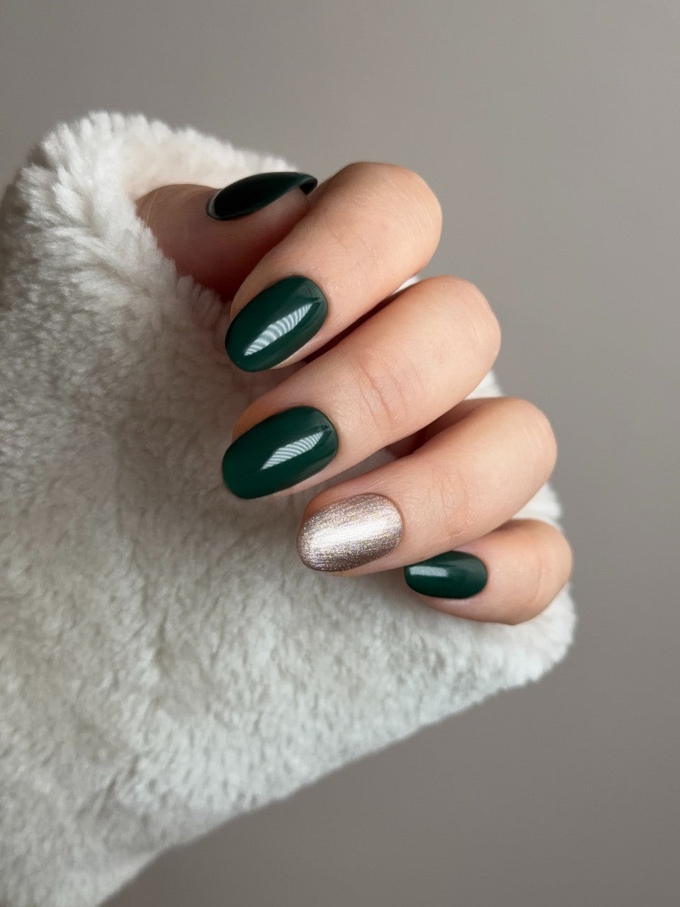 Press on nails verde bosco lucide con unghia accent oro champagne glitter
