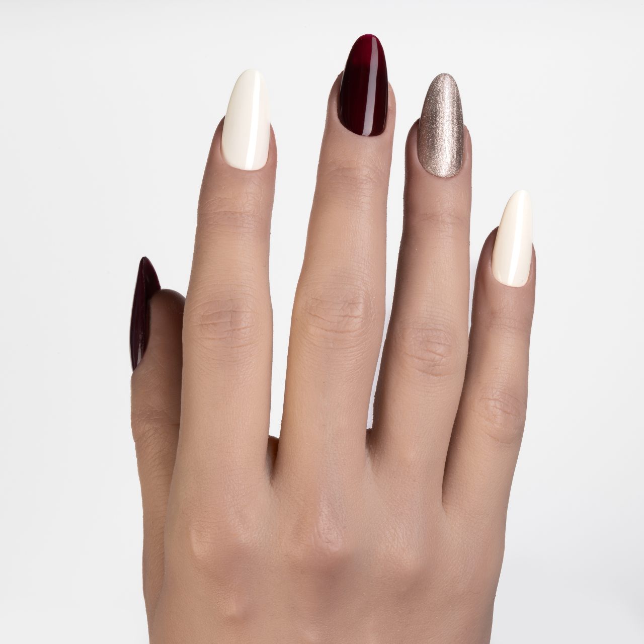 Press on nails bordeaux, avorio e oro rosa metallizzato dalla forma a mandorla lunga