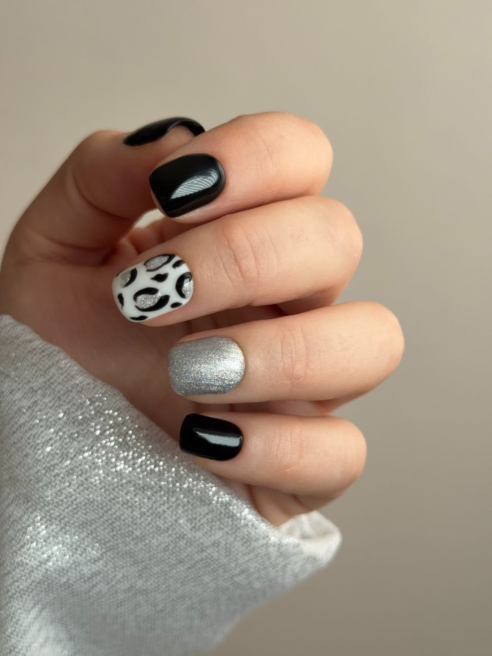Press on nails nere e argento glitter con decorazione animalier leopardata bianca e nera