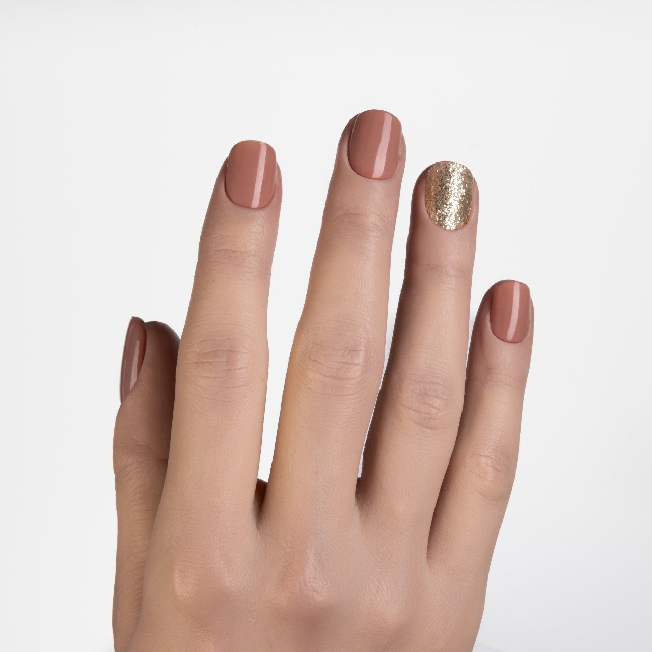 Press on nails rosa nude lucide con unghia accent oro glitter e forma quadrata corta