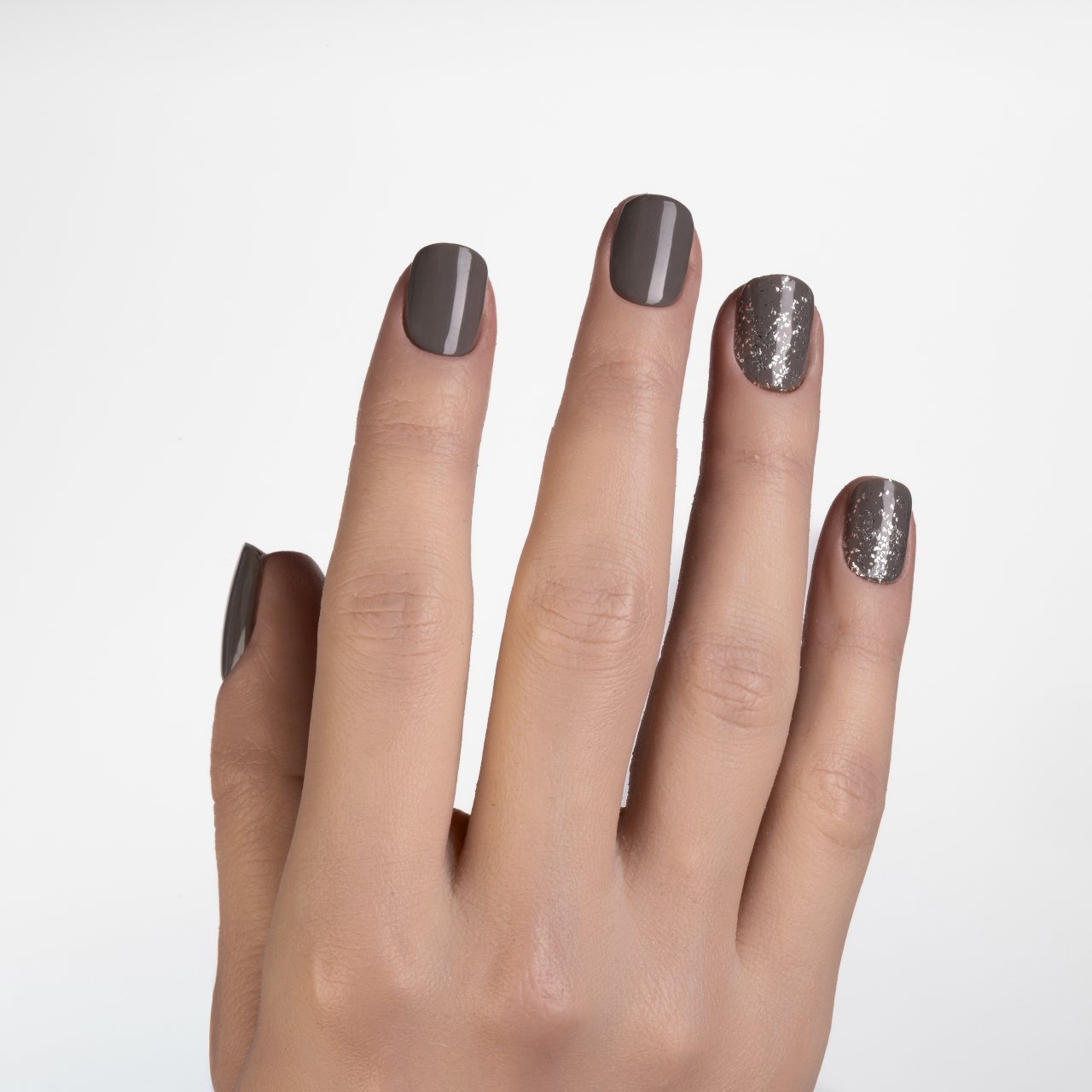 Press on nails grigio fumo lucide con unghie accent argento glitter e forma quadrata corta