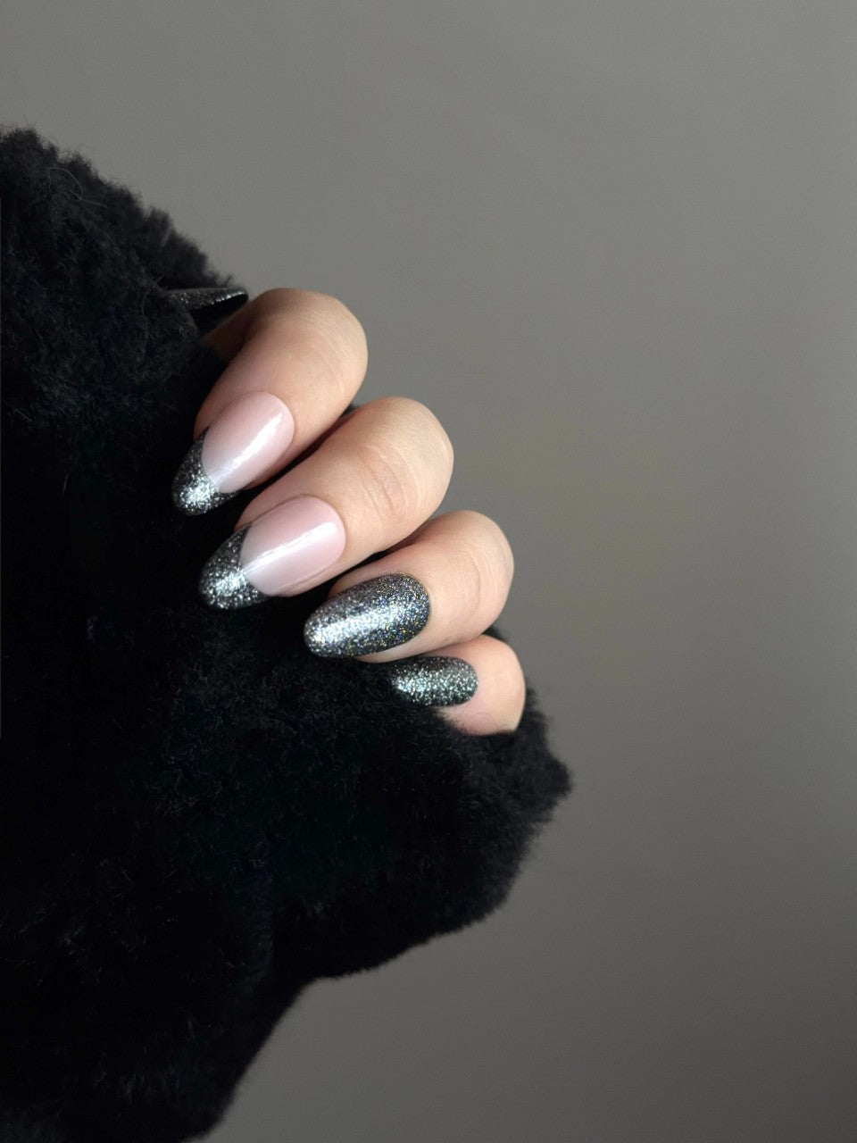 Press on nails nere e argento glitter con french manicure su base rosa nude